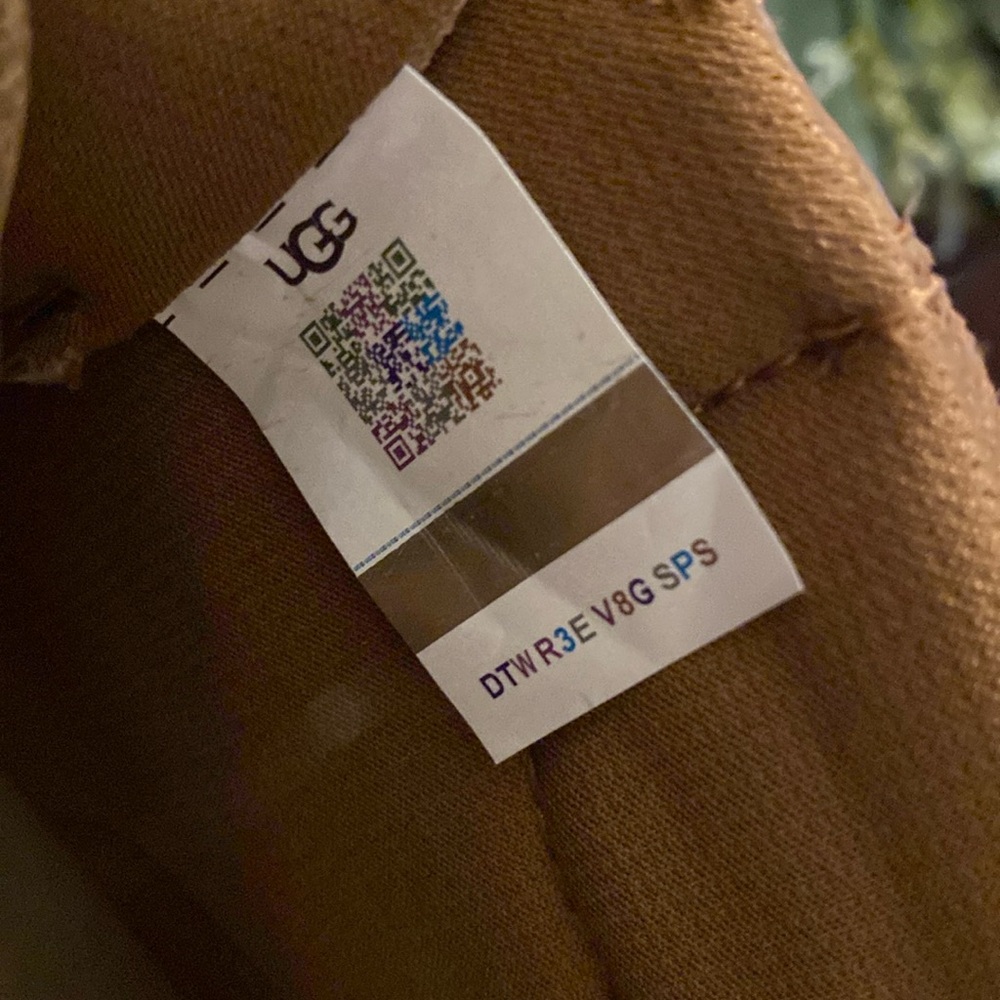 NWOT UGG Zilo II high top leather sneaker; SUEDE DARKER ON RIGHT SHOE TIP - Picture 10 of 11